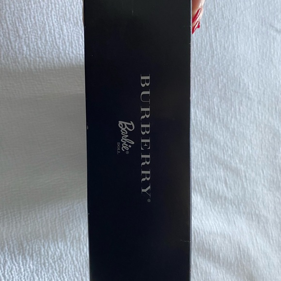 Burberry Barbie Collector's Box - Picture 5 of 7